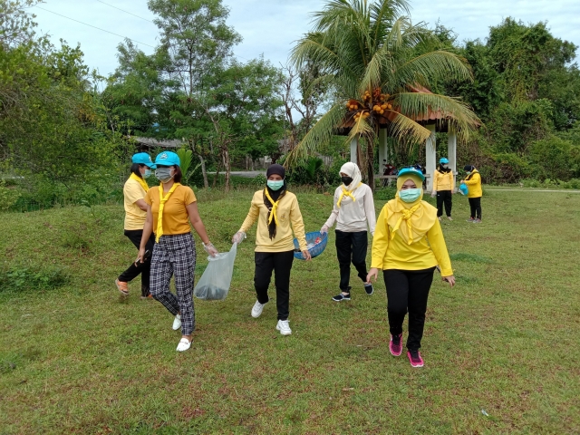 จัดกิจกรรมพัฒนา เก็บขยะบริเวณโรงเรียนตาดีกาดารุลอามาน