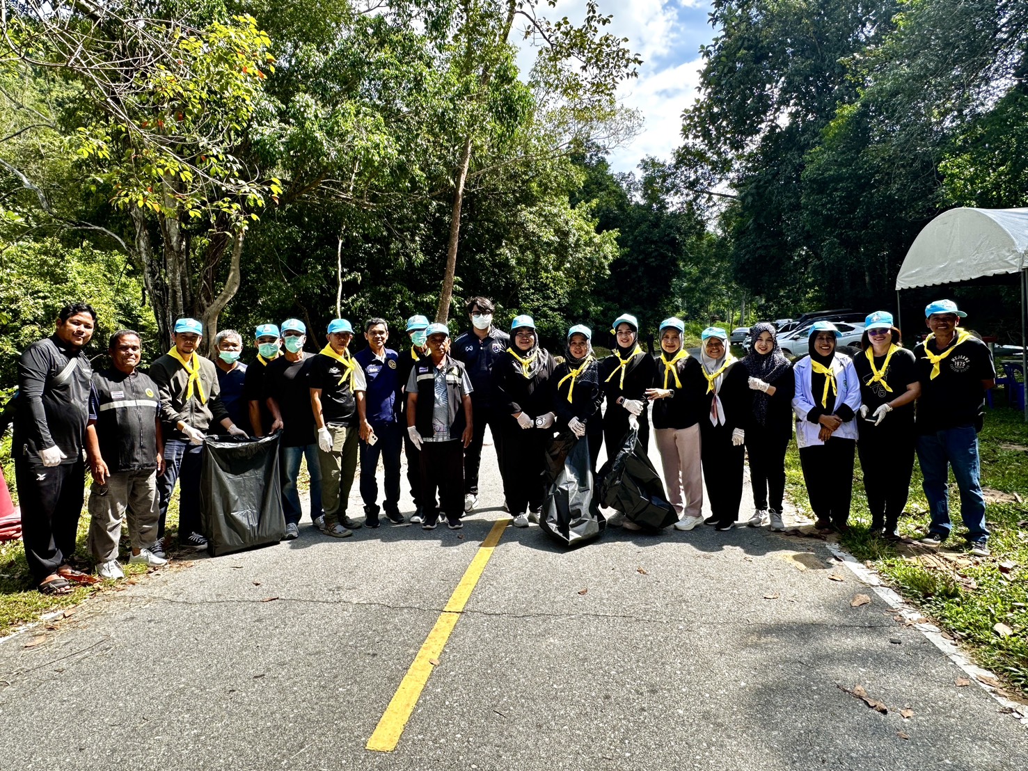 องค์การบริหารส่วนตำบลเกะรอ เข้าร่วมกิจกรรมจิตอาสา "Big Cleaning Day" เพื่อเก็บขยะบริเวณน้ำตกปาแตรายอ ในวันพุธที่ 5 พฤศจิกายน 2568 โดยมีนายจรูญศักดิ์ หมาดเท่ง นายอำเภอรามัน เป็นประธานในพิธีเปิดกิจกรรมดังกล่าว จัดขึ้นที่แหล่งท่องเที่ยวในพื้นที่หมู่ที่ 2 บ้านปาแตรายอ ตำบลเกะรอ อำเภอรามัน จังหวัดยะลา โดยมีวัตถุประสงค์ของการจัดกิจกรรม คือ
1. เพื่อพัฒนาและปรับปรุงภูมิทัศน์: ทำความสะอาด เก็บกวาดขยะ ตัดแต่งกิ่งไม้ และปรับปรุงสภาพแวดล้อมบริเวณน้ำตกปาแตรายอให้มีความสะอาด สวยงาม และเป็นระเบียบเรียบร้อย
2. เพื่ออนุรักษ์ทรัพยากรธรรมชาติและสิ่งแวดล้อม: ปลูกจิตสำนึกให้เจ้าหน้าที่และประชาชนในพื้นที่ตระหนักถึงความสำคัญของการอนุรักษ์และหวงแหนทรัพยากรธรรมชาติและแหล่งน้ำในชุมชน
3. เพื่อสร้างความสามัคคีและความร่วมมือ: ส่งเสริมการมีส่วนร่วมและสร้างความสัมพันธ์ อันดีระหว่างหน่วยงานราชการ ประชาชนจิตอาสา และชุมชนในตำบลเกะรอให้มีความสมัครสมานสามัคคีในการทำกิจกรรมเพื่อประโยชน์ส่วนรวม